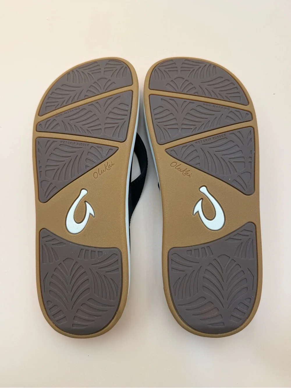OluKai Black Solid Women’s Flip Flop Sandals Logo Non-Marking Slip-On US 8